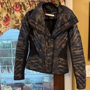 Blanc Noir Women's Black Camouflage Puffer Jacket